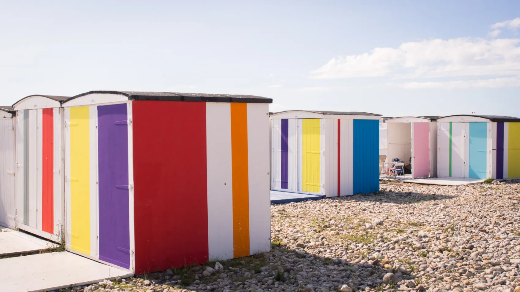 Cabanes de plage colorées du Havre — hivernage et stockage de cabanes de plage par Le Cabaniste