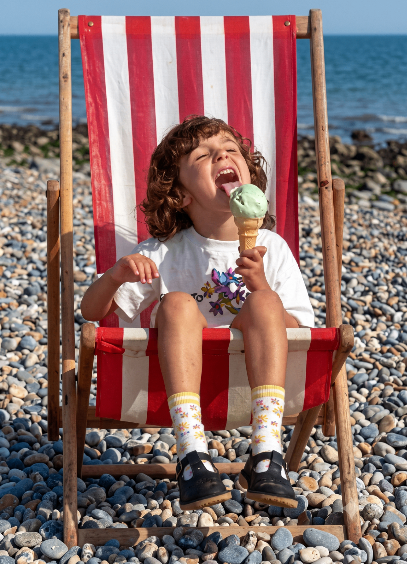 Enfant et transat sur la plage du Havre — hivernage de cabanes de plage Le Cabaniste