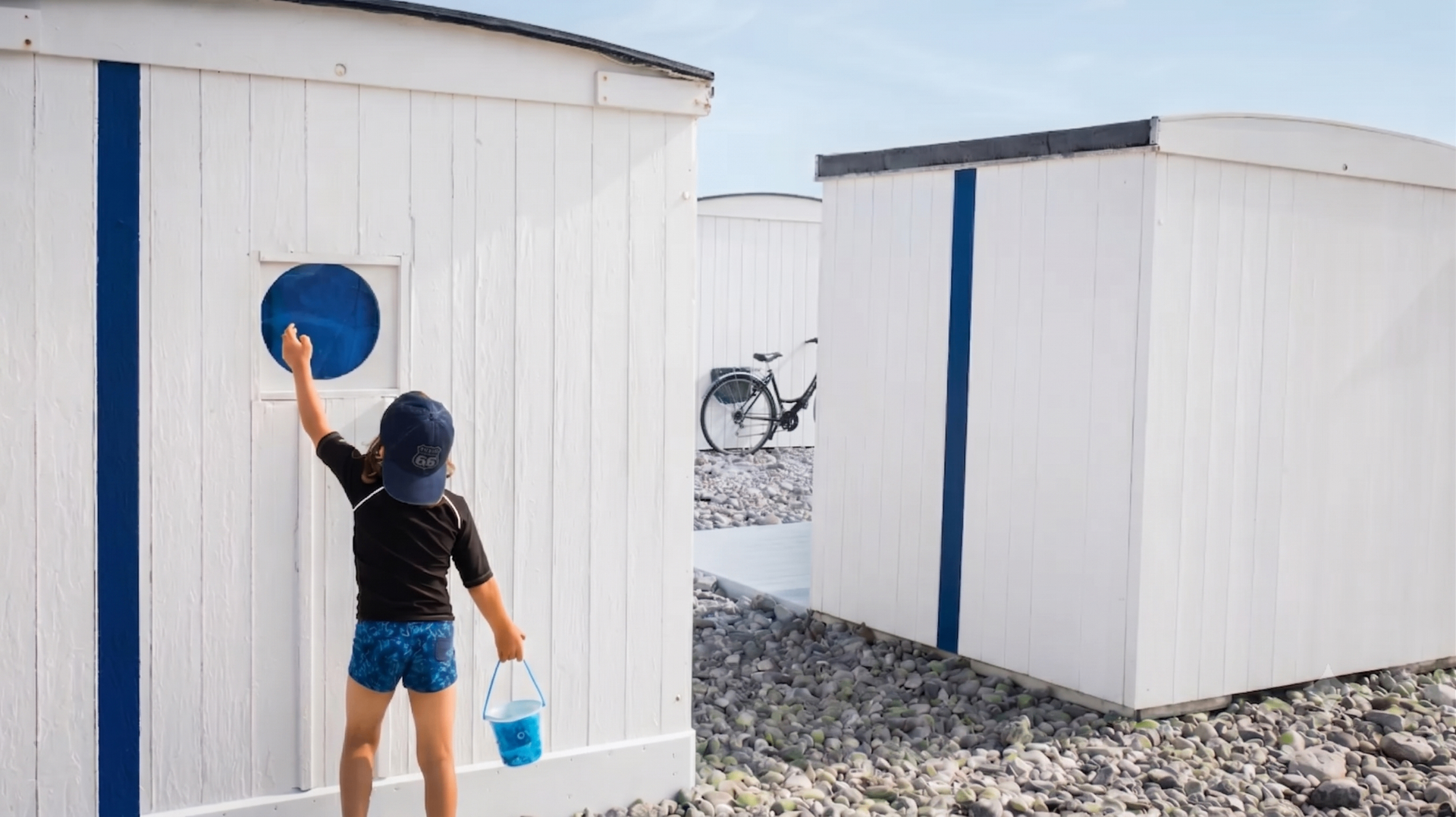 Petit garçon découvrant sa cabane de plage au Havre — hivernage et remontage par Le Cabaniste
